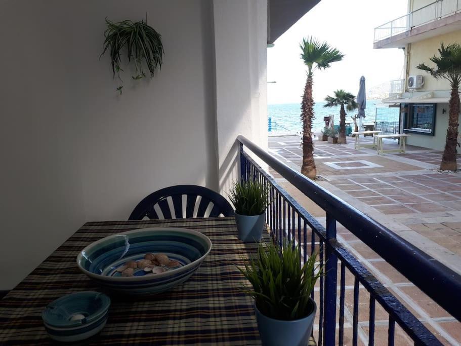 Cozy Seaside Apartment Loutraki Bagian luar foto