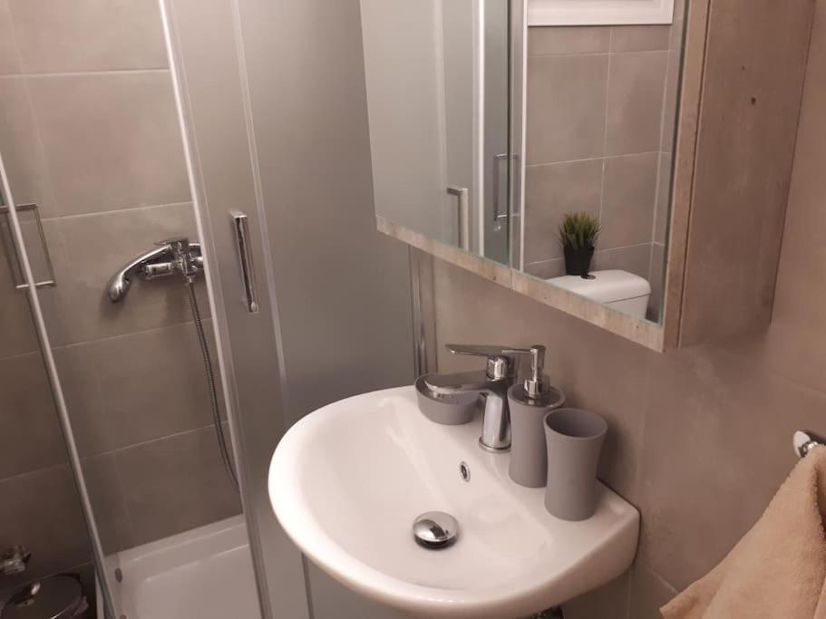 Cozy Seaside Apartment Loutraki Bagian luar foto