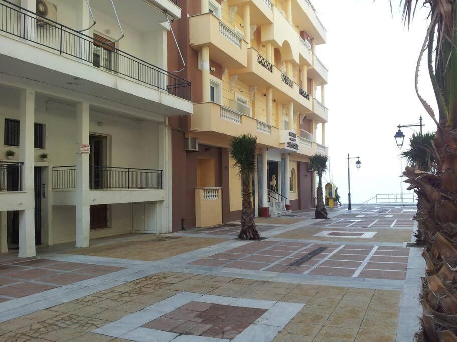 Cozy Seaside Apartment Loutraki Bagian luar foto