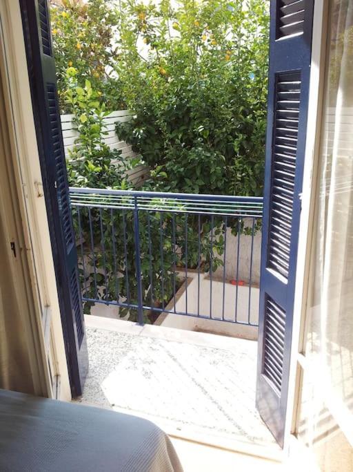 Cozy Seaside Apartment Loutraki Bagian luar foto