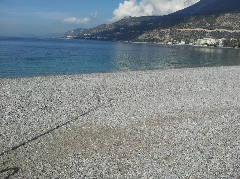 Cozy Seaside Apartment Loutraki Bagian luar foto
