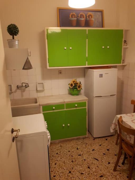 Cozy Seaside Apartment Loutraki Bagian luar foto