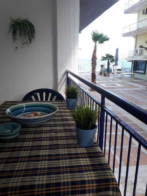 Cozy Seaside Apartment Loutraki Bagian luar foto
