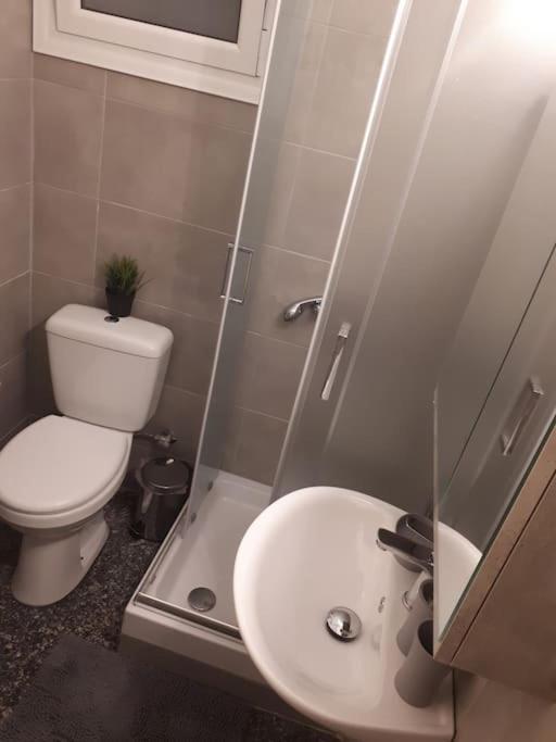 Cozy Seaside Apartment Loutraki Bagian luar foto